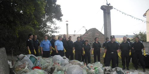 Jandarmii au adunat peste o suta de saci de gunoaie (foto IJJ Sălaj)