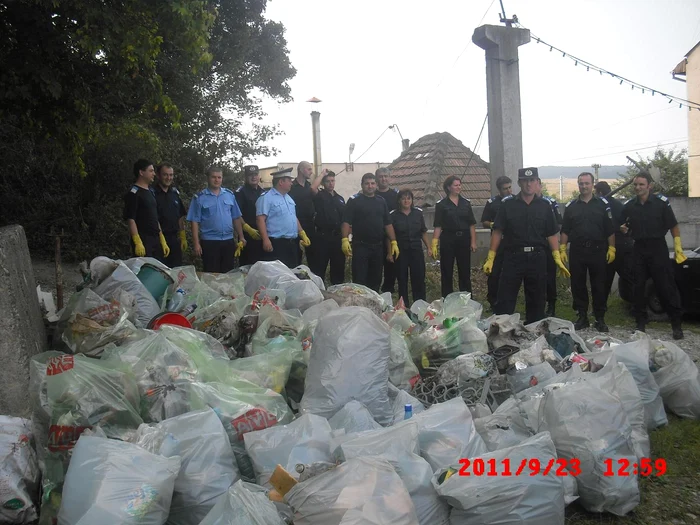 Jandarmii au adunat peste o suta de saci de gunoaie (foto IJJ Sălaj)