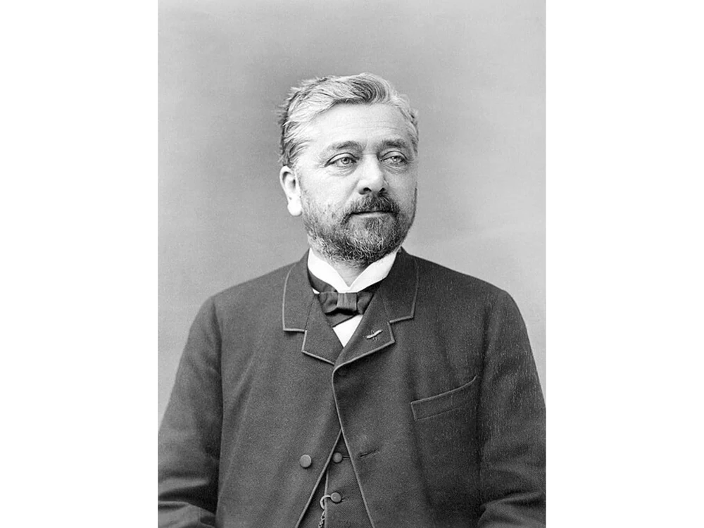 15 decembrie: Se naște arhitectul Gustave Eiffel, creatorul celebrului turn din Paris și al podului de la Ungheni, ambele purtându-i numele