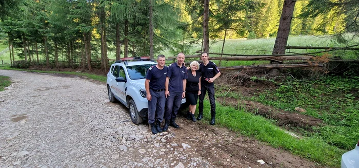 Proprietara patrupedului, alături de cei chemați în ajutor FOTO Silvia Ioniche