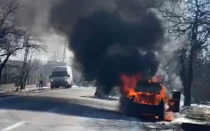 Un BMW a ars în întregime, cauza fiind o defecţiune la instalaţia electrică FOTO ISU Neamţ