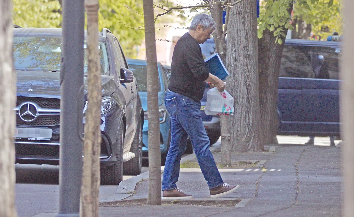 Mircea Lucescu este, la cei aproape 75 de ani, la fel de activ ca întotdeauna, chiar dacă restricțiile ar trebui să-l mai liniștească Fotografii: Mihai Ionescu, Blitz