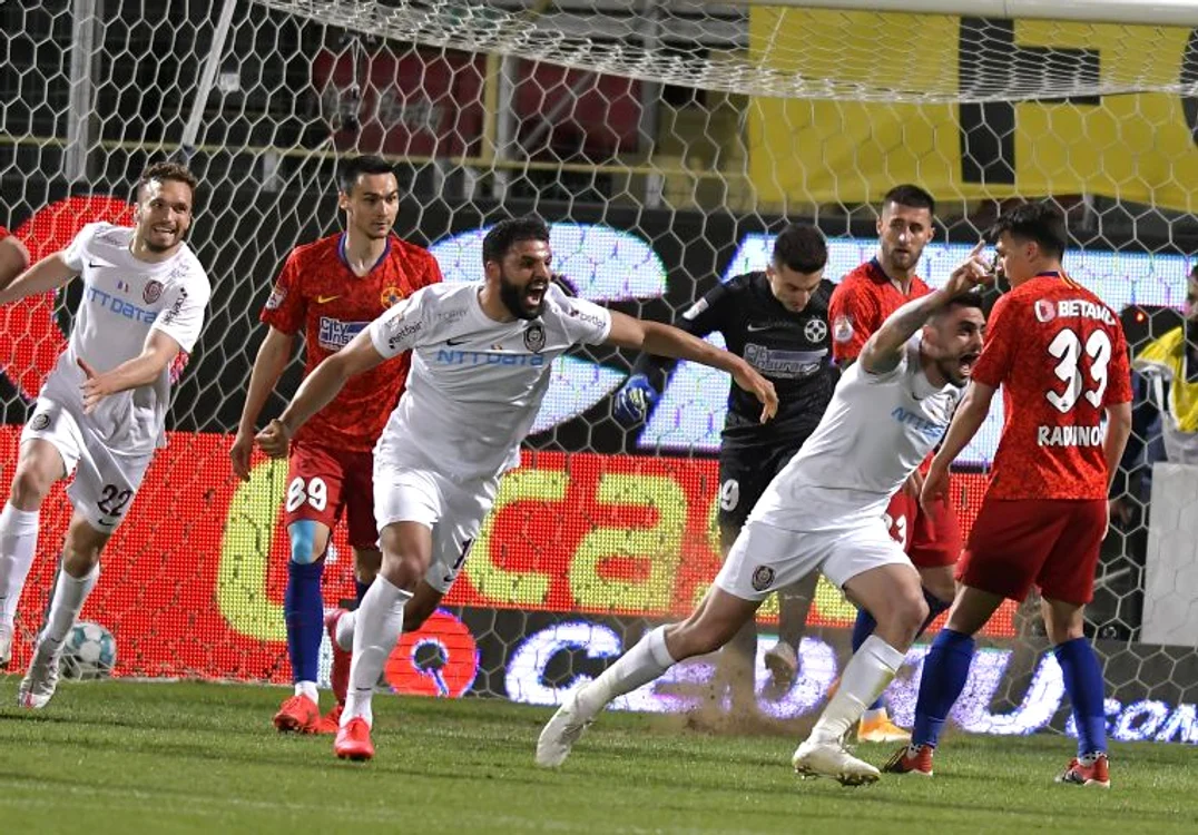 Burcă și Debeljuh sunt doi dintre jucătorii dați de CFR în echipa ideală (FOTO: Sportpictures)