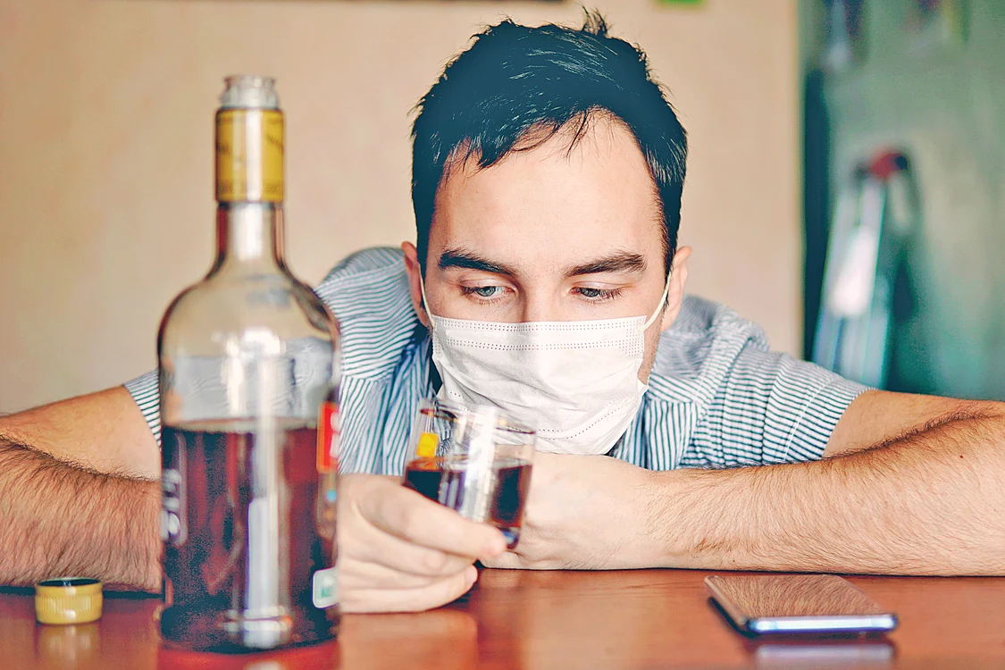 
    Un alcoolic funcţional  neagă viciul şi  nu adoarme decât  după ce s-a îmbătat   