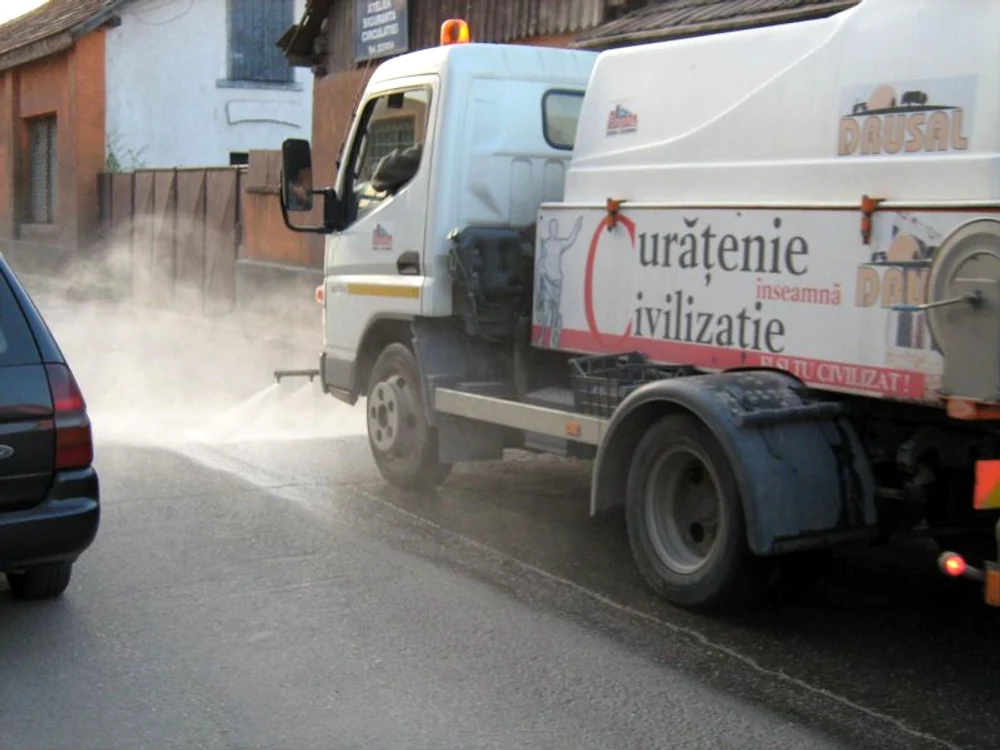 Pentru parfumarea străzilor din municipiu se foloseşte deodorant importat din Olanda.