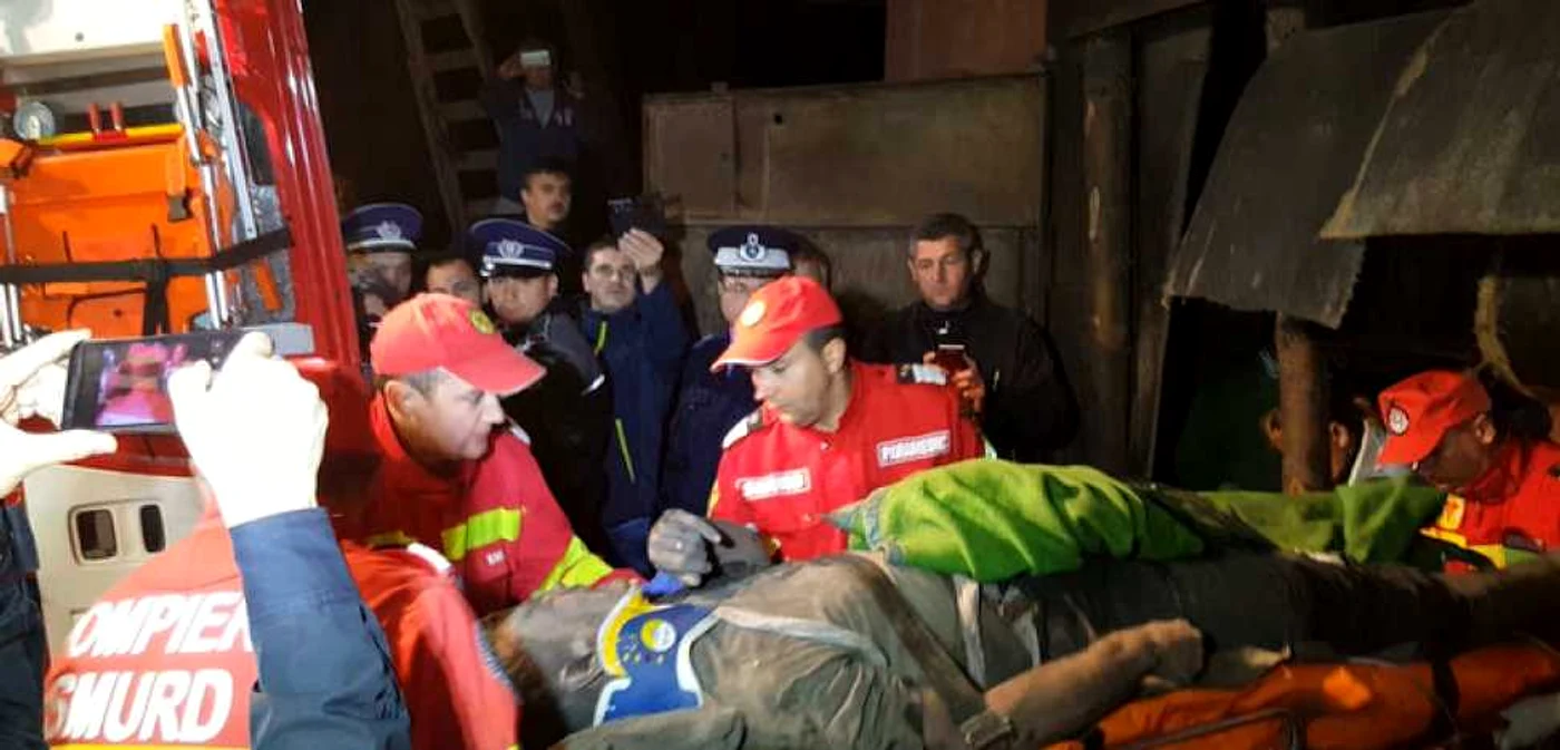 Ionel Suciu, în momentul aducerii sale la suprafaţă. FOTO: Daniel Guţă. ADEVĂRUL.