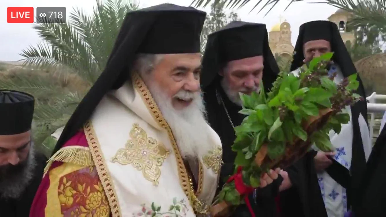 
    Patriarhul Ierusalimului, Teofil al lll – lea, a aruncat crucea cu busuioc în râul Iordan  
