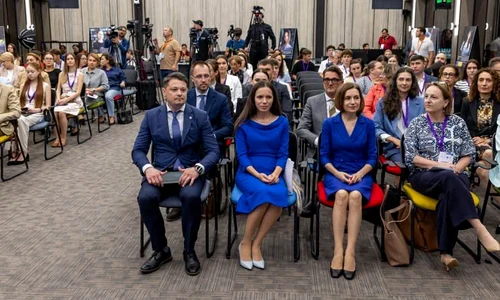 mirabela gradinaru si maia sandu la chisinau la conferinta FOTO Facebook jpg