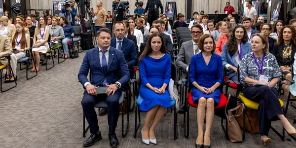 mirabela gradinaru si maia sandu la chisinau la conferinta FOTO Facebook jpg