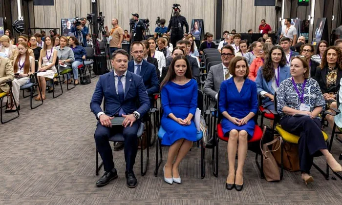 mirabela gradinaru si maia sandu la chisinau la conferinta FOTO Facebook jpg