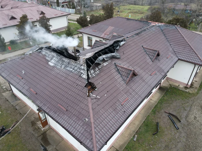 Școala din Cristești a luat foc FOTO Primăria Cristești