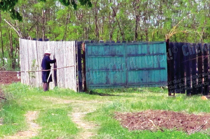 Localnicii spun că aici locuiesc doi călugări şi două măicuţe