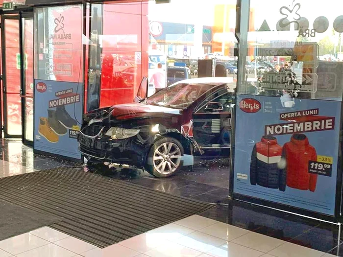 Tânărul s-a oprit cu maşina în uşile mall-ului după ce a lovit 9 persoane
