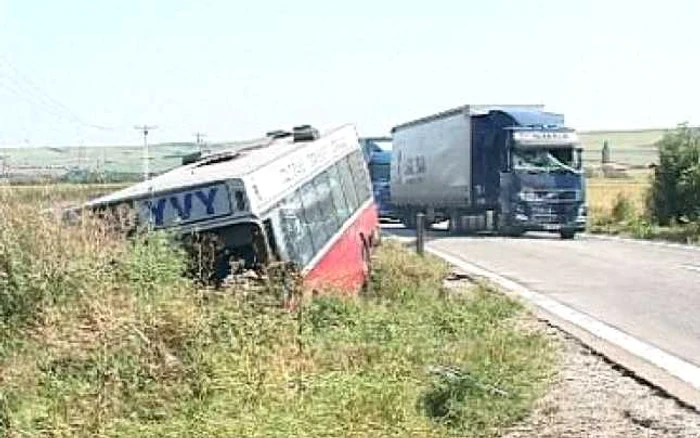 Alba Iulia: Patru răniţi după o ciocnire între un TIR şi un autobuz