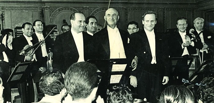 1958. Dirijorul George Georgescu, alături de violoniştii Yehudi Menuhin şi David Oistrah, au interpretat, la prima ediţie a Festivalului „George Enescu“, unul dintre concertele lui Bach FOTO Muzeul Naţional „George Enescu“