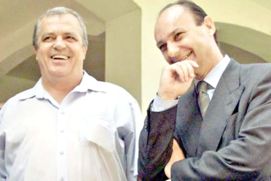 Fostul ministru nu a fost primit  din  prima în arestul poliţiei (Fotografii: Cosmin Carp)