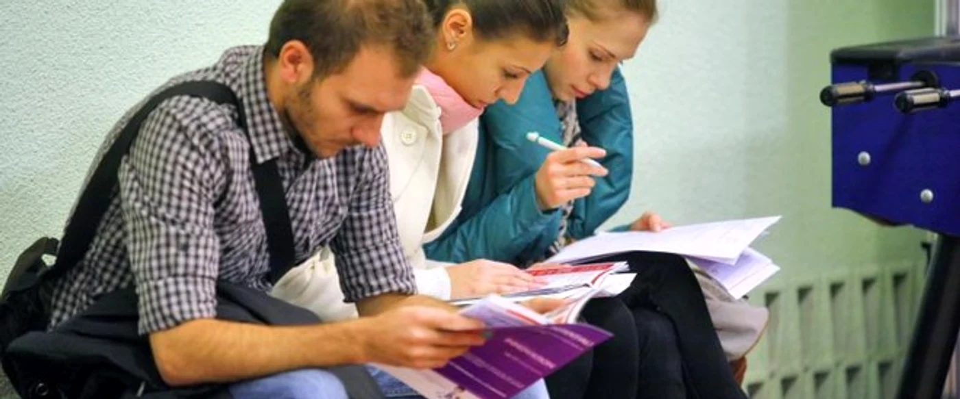 
    Tinerii cu studii superioare îşi pot gasi un loc de muncă la un târg specializat  