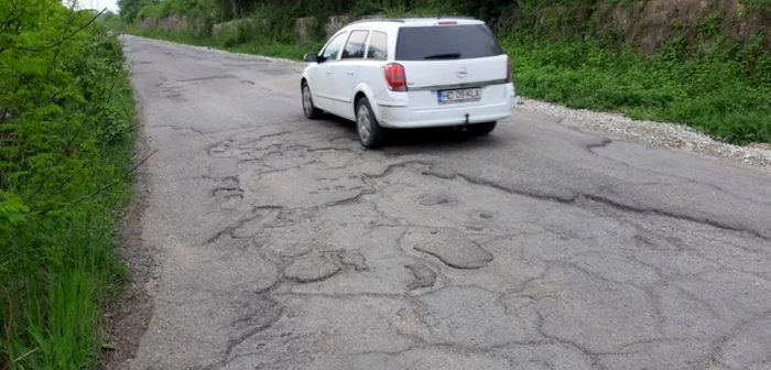 Drumul judeţean spre lacul Cinciş a fost asfaltat pe bucăţi. FOTO: Daniel Guţă. ADEVĂRUL.