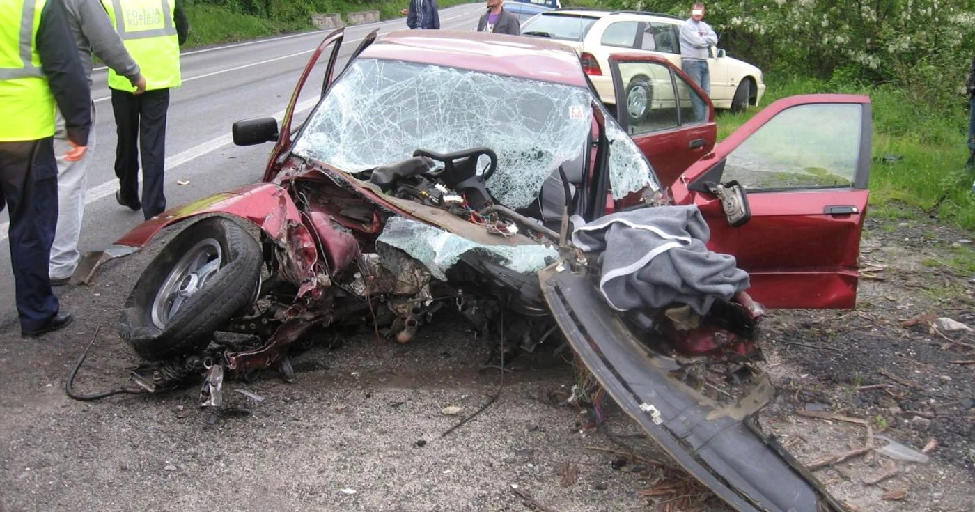 Un BMW a derapat si s-a lovit de un copac (Foto arhiva)