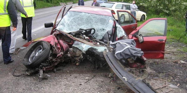 Un BMW a derapat si s-a lovit de un copac (Foto arhiva)