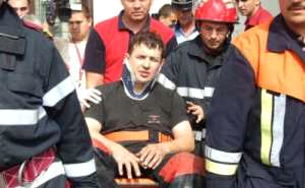 Satu Mare: Un muncitor a scăpat ca prin minune de sub un lift care a căzut în gol
