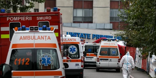 Coada de ambulante la spitalul Universitar de Urgenta Bucuresti FOTO Inquam Photos / Octav Ganea