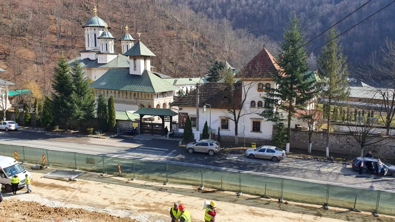 Dinamitarea muntelui a avut loc lână Mănăstirea Lainici Sursa A.I.