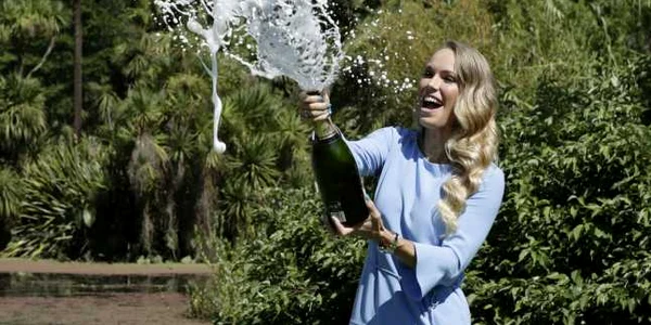 Tenismena Caroline Wozniacki din Danemarca sărbătoreşte cu  şampanie câştigarea trofeului de la Australian Open în Melbourne Australia FOTO EPA EFE Mark Cristino