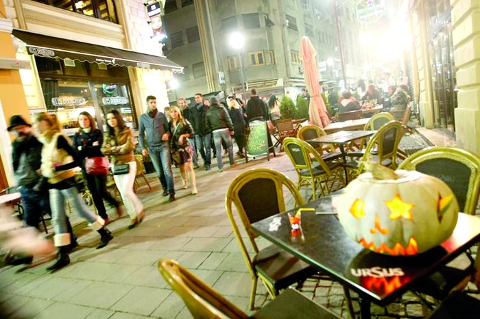 Străzile din centru au fost decorate cu bostani ciopliţi şi cu lumânări frumos colorate