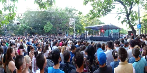 Peste 2.000 de slătineni, în majoritate tineri, au participat la spectacolul din centrul Slatinei