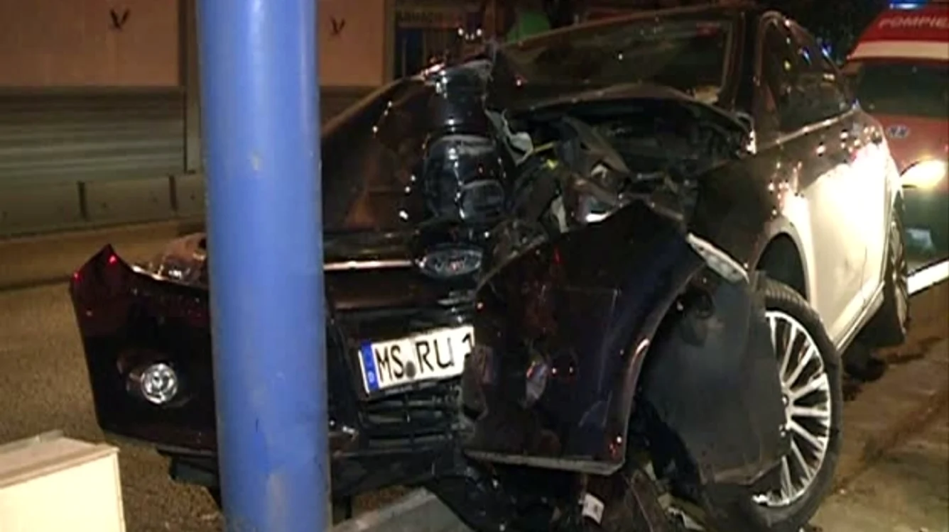 
    Poleiul și viteza mare a aruncat mașina direct în stâlp (foto: arhivă-rtv.ro)  