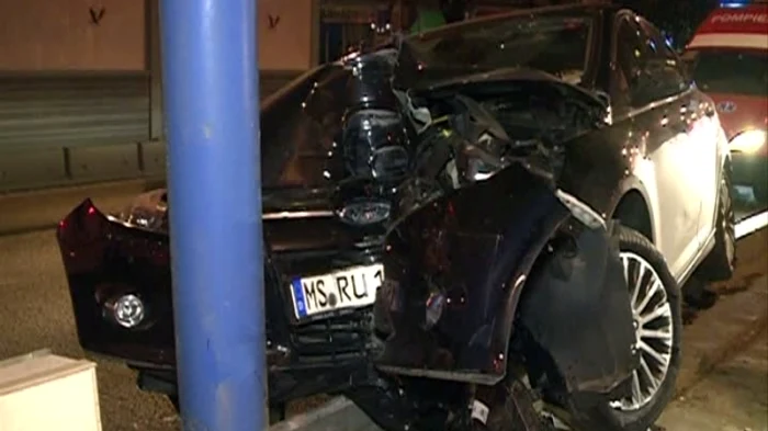 Poleiul și viteza mare a aruncat mașina direct în stâlp (foto: arhivă-rtv.ro)