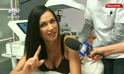 Nicoleta Luciu, pipăită pe sâni de o reporteriţă (Foto: captură video Pro TV) jpeg
