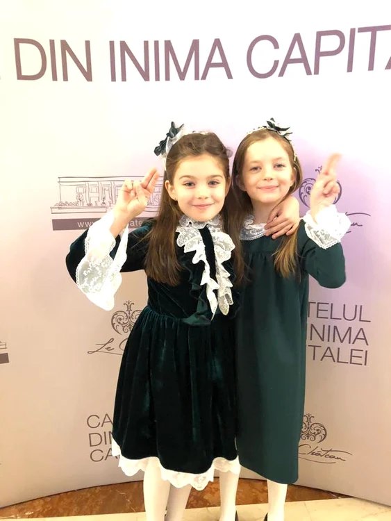 Fiica Simonei Pătruleasa (stânga) a strălucit într-o rochie de catifea