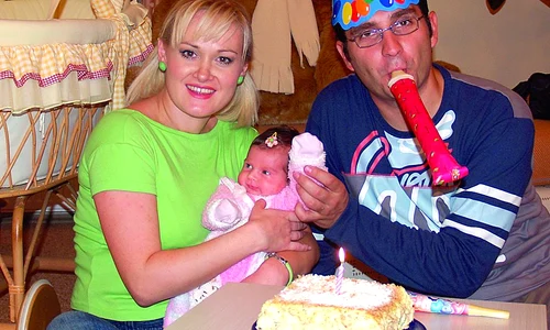Claudiu şi Cristina sunt  părinţii unei fetiţe jpeg