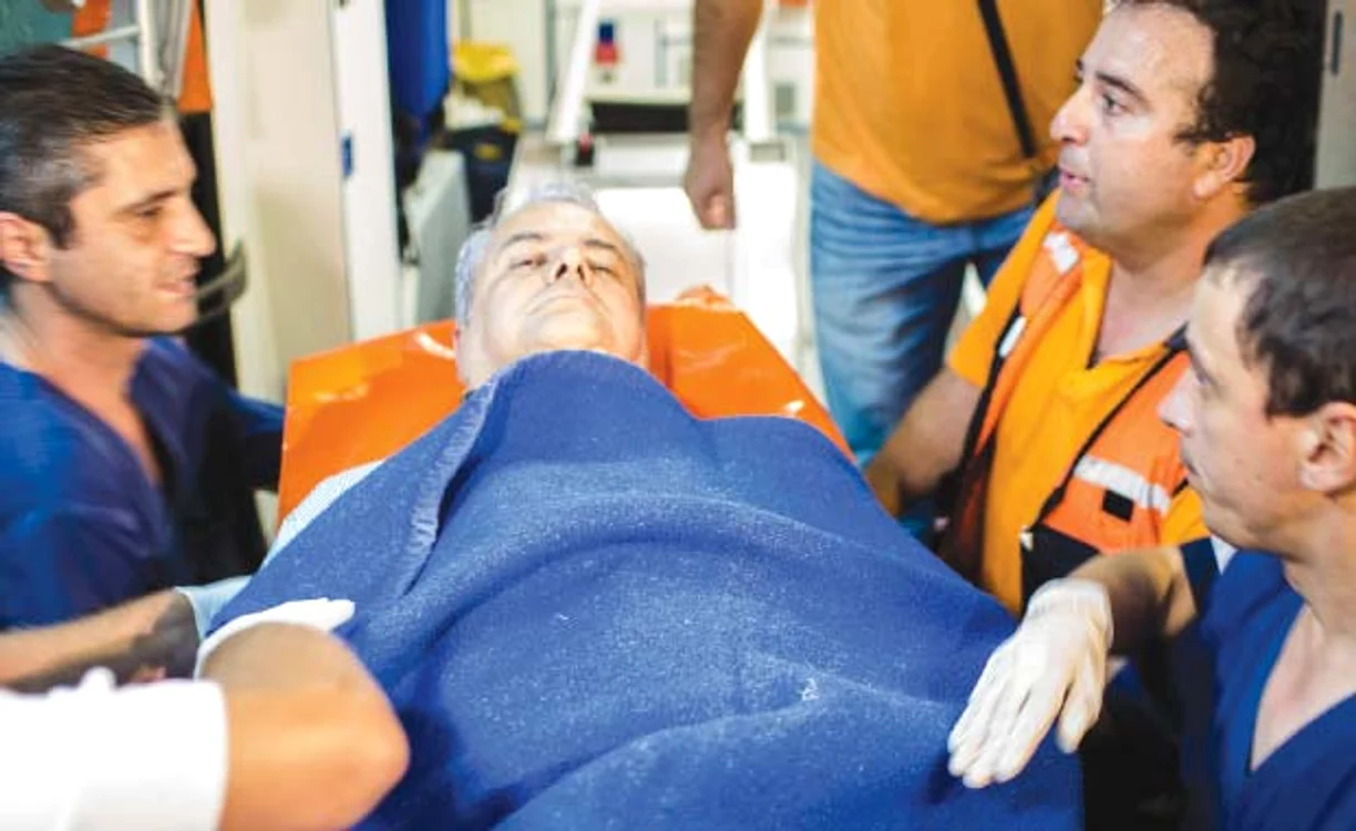 La doar câteva minute după ce a apăsat pe trăgaci, Adrian Năstase a fost preluat de ambulanţa