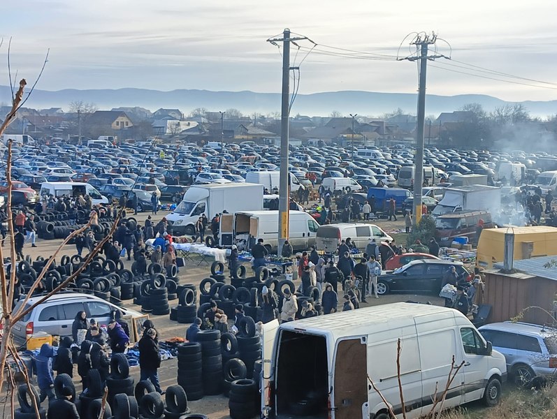 Polul sărăciei și cel mai atractiv loc pentru peste 10.000 de băcăuani, în fiecare duminică: târgul de la Șerbănești FOTO