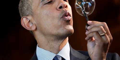 Barack Obama face un balon de săpun suflând într-o baghetă făcută cu o imprimantă 3D pe care a construit-o un puşti de 9 ani Jacob Leggette Preşedintele Americii vizitează exponatele Târgului de Ştiinţă de la Casa Albă în Washington FOTO Guliver / Ge