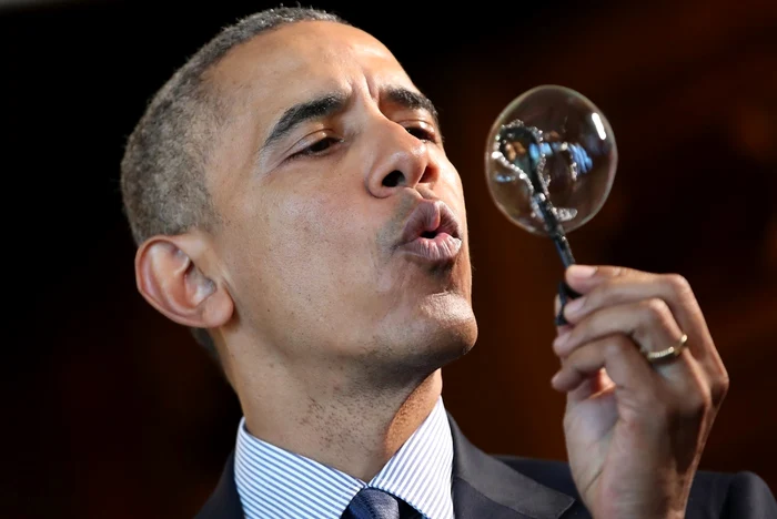 Barack Obama face un balon de săpun suflând într-o baghetă făcută cu o imprimantă 3D pe care a construit-o un puşti de 9 ani Jacob Leggette Preşedintele Americii vizitează exponatele Târgului de Ştiinţă de la Casa Albă în Washington FOTO Guliver / Ge