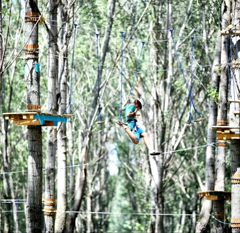 Parcul de aventură are 6 trasee (două uşoare, două medii şi două dificile)