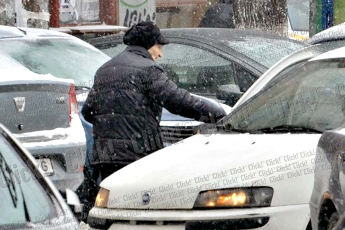 Maria Ionescu (83 de ani) a fost surprinsă de reporterii Click! în blocul unde locuiește Magda Catone (Fotografii: Alex Muscaliu)