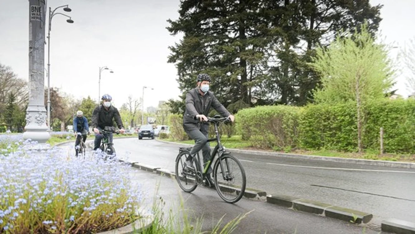 Preșledintele Klaus Iohannis s-a alăturat campaniei Vinerea Verde, și-a lăsat mașina acasă și a venit la Cotroceni cu bicicletaSursa foto: presidency.ro