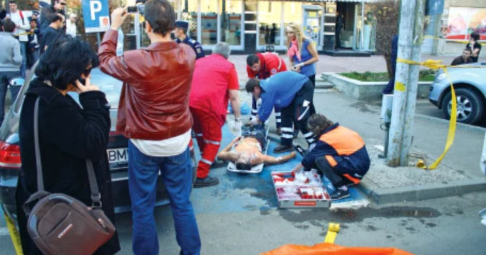 Gheorghe Mararu (pe targă) s-a stins sub ochii soţiei (în albastru), în faţa cafenelei în care a fost împuşcat