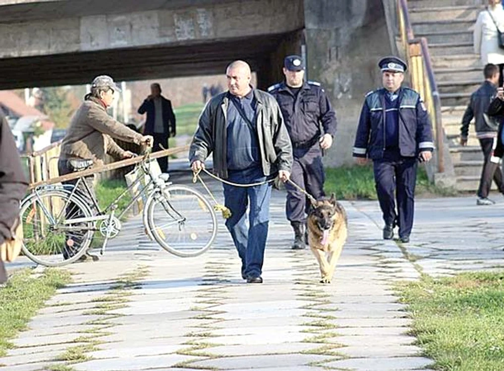Mireasa Oana Nuţu a ajuns în jurul orei 18.00 la bisericăFoto: Mihai Ionescu