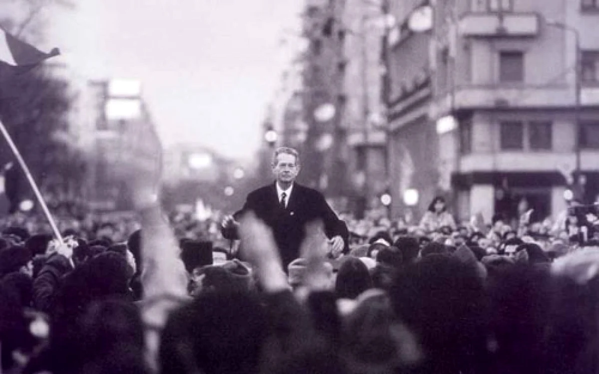 Regele Mihai a fost primit de sute de mii de români la revenirea în ţară, în 1992