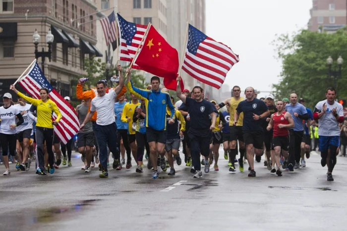 Mii de oameni au alergat sâmbătă, în Boston, ultima milă a celebrului maraton FOTO Reuters
