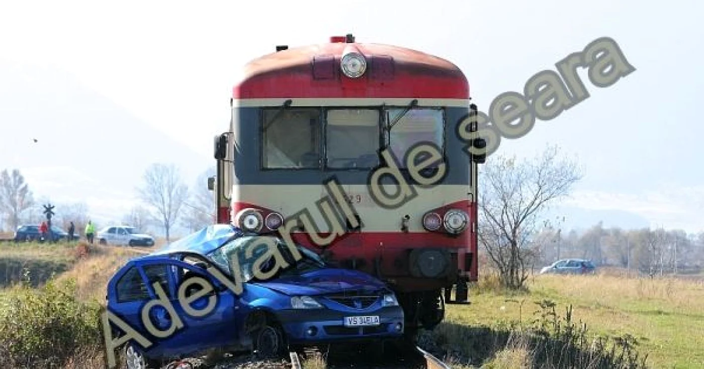 Autoturismul Dacia Logan a fost serios avariat Foto: BOGDAN CRĂCIUN
