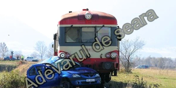 Autoturismul Dacia Logan a fost serios avariat Foto: BOGDAN CRĂCIUN