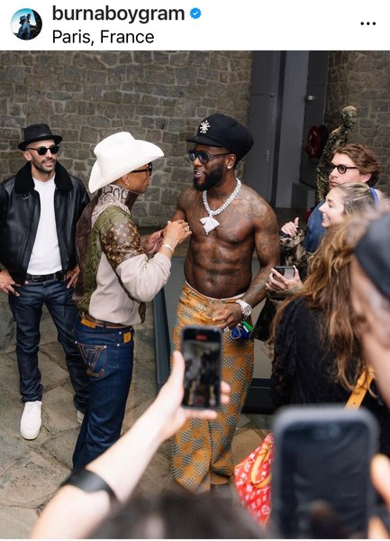 Headlineri la UNTOLD și Neversea, Lenny Kravitz, Burna Boy și Maluma au fost prezenți la cel mai spectaculos eveniment de fashion al sezonului
