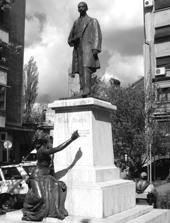 Statuia lui Vasile Lascar jpg jpeg
